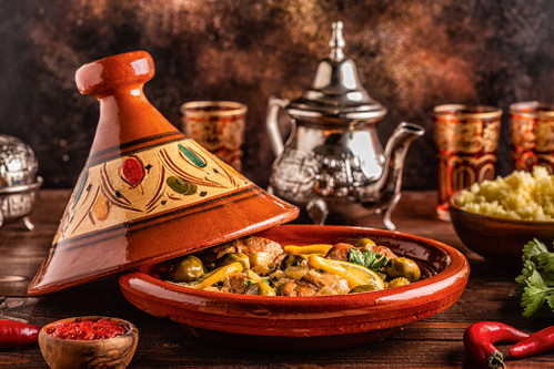 Der typische hohe Deckel der Tagine hilft beim schonenden Garen&nbsp;– und holt damit das Beste aus den vielen verwendeten Gewürzen heraus.