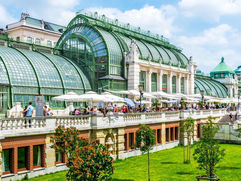 Das Palmenhaus im Burggarten ist ein beliebter Outdoor-Hotspot.