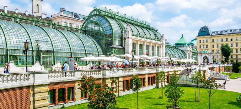 Das Palmenhaus im Burggarten ist ein beliebter Outdoor-Hotspot.