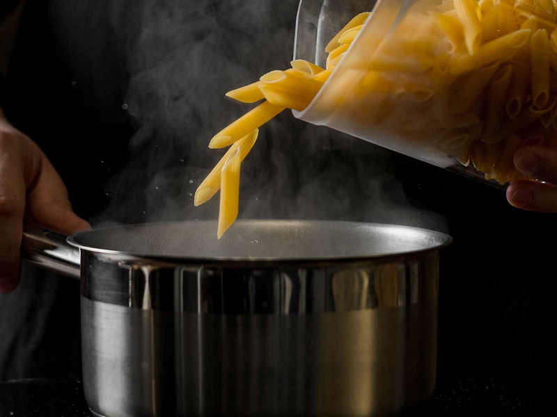 Penne brauchen beim Kochen mehr Energie als flache Pasta.