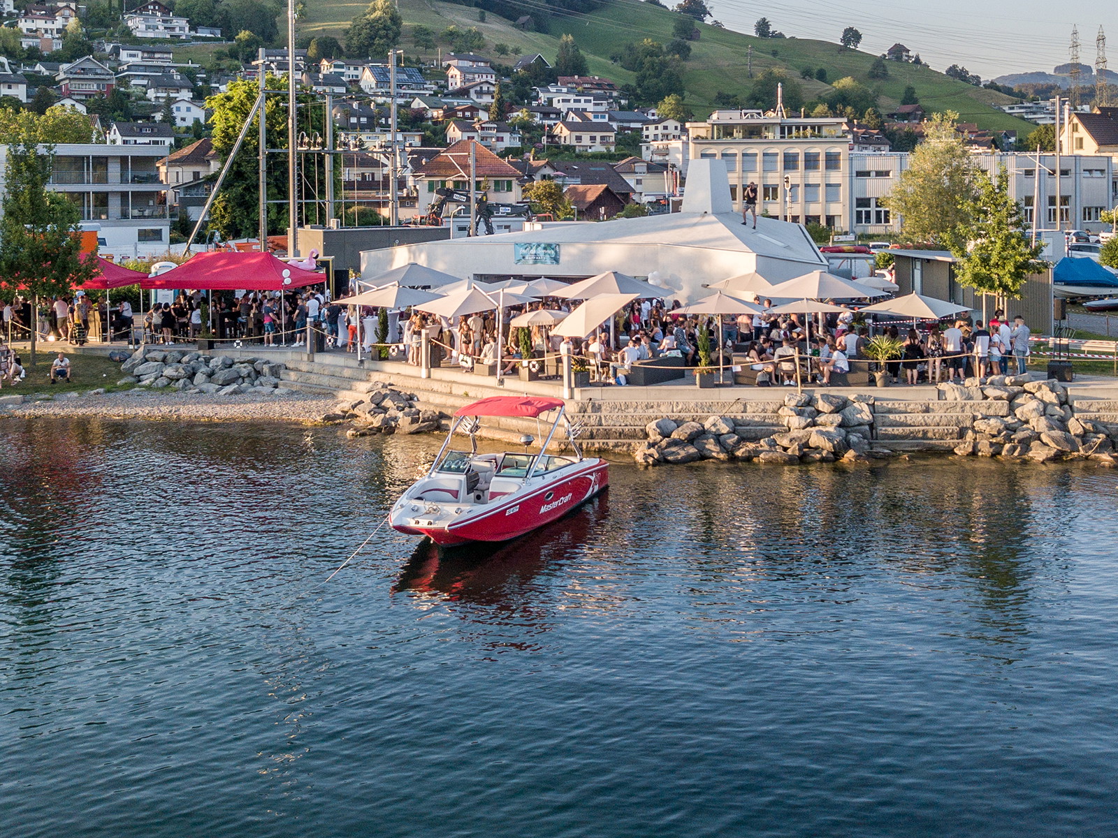 Das Restaurant «Pier 8716» wurde bereits zum vierten Mal in Folge zur beliebtesten Location am Wasser in der Schweiz gewählt.