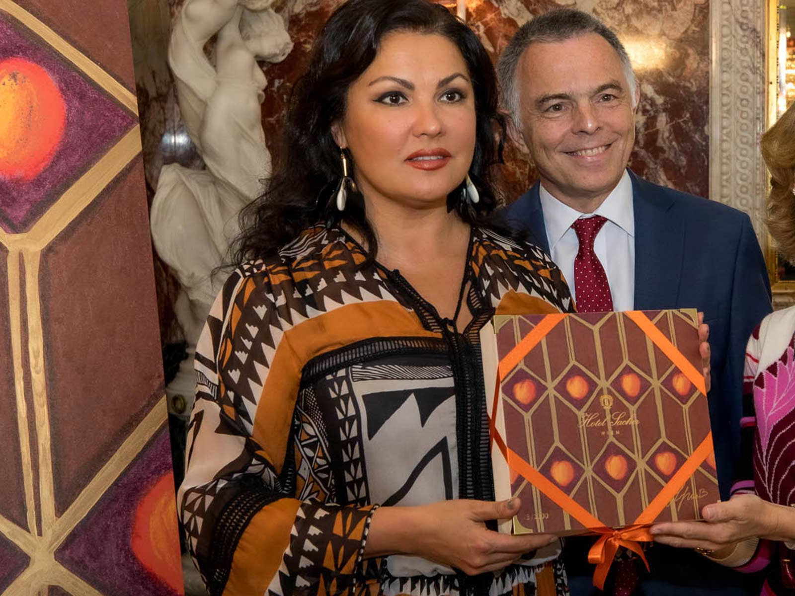 Anna Netrebko (l.) präsentiert gemeinsam mit Rainer Riedl und Alexandra Winkler stolz ihr neuestes »Werk«.