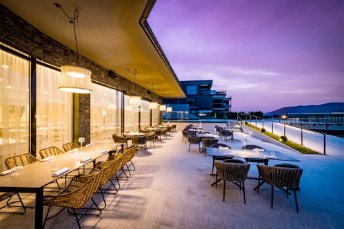 Von Restaurant und Terrasse aus überblickt man den Wörthersee