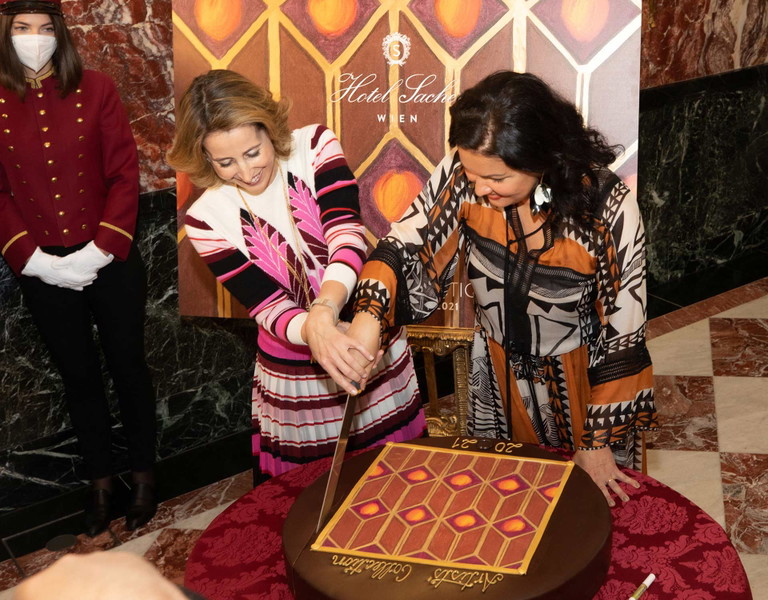 Anna Netrebko und Alexandra Winkler schneiden die Artists' Collection 2021 an.