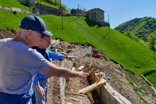 Claudio Zanini, Mitglied der Stiftung «Fondazione per la salvaguardia dell'alta Valle di Muggio» mit Aurelio Casanova auf der Baustelle des Bed&amp;Breakfast