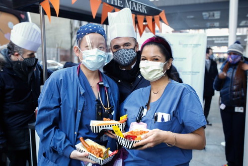 Schöne Geste: Als Zeichen der Dankbarkeit servierte Vongerichten den Mitarbeitern im Lenox-Hill-Krankenhaus in Manhattan 400 Gourmet-Hot-Dogs.