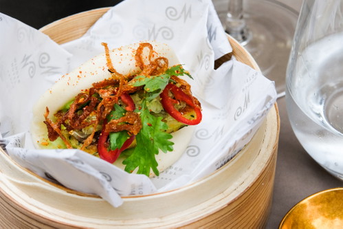 Bao Bun mit Spanferkel, Koriander und spicy Coleslaw