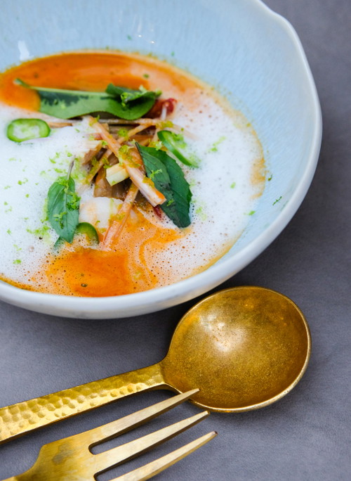 Langoustino und Jakobsmuschel «Tom Yum Style» mit Zitronengras, Tomate und Kaffir Limette