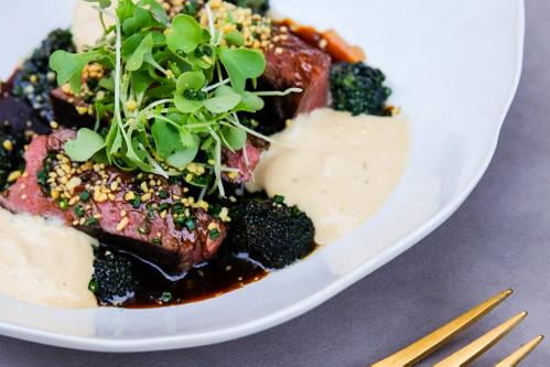 Australisches Wagyu Rind mit wildem Brokkoli, Yuzu, BBQ Lack und schwarzem Wintertrüffel