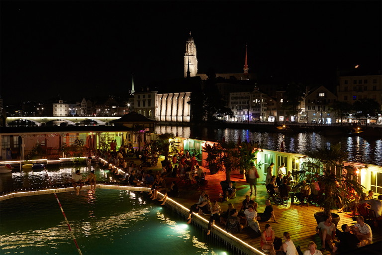 Die «Barfussbar» liegt direkt an der Limmat in der Zürcher Altstadt.