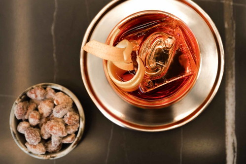 Der Aperitivo hat auch eine soziale Funktion. Man genießt die frühen Abendstunden in geselliger Runde und das nicht nur am Wochenende.