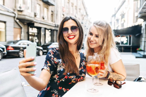 An warmen Sommerabenden trifft man sich gerne mit Freunden zum Aperitivo. &nbsp;