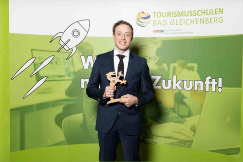 David Fasching mit dem Tourismuspanther für einen erfolgreichen Absolventen.