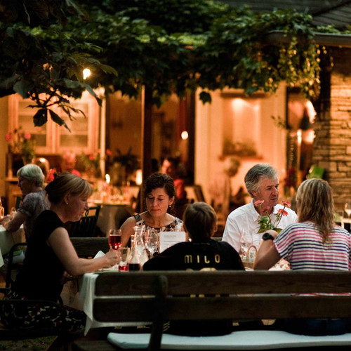 Gemütliches Ambiente im Gastgarten.