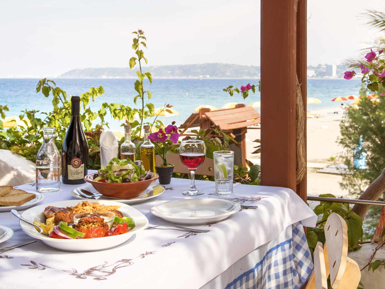 Der Wein und das Meer: Seit der Mensch Weinbau betreibt, haben sich diese beiden Aspekte immer gegenseitig befruchtet und inspiriert.