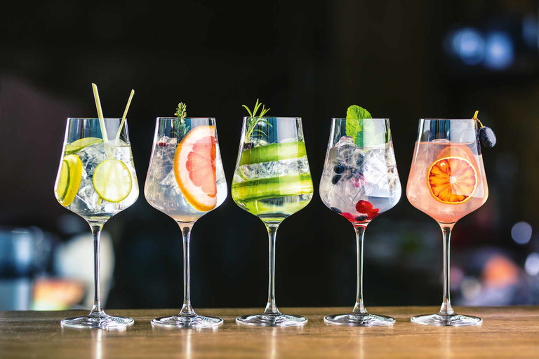 Gin wird eher selten pur getrunken, sondern für Longdrinks oder Cocktail-Rezepte verwendet.