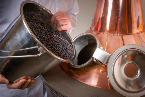 Ein Rezept zu entwickeln, das jederzeit reproduzierbar ist und auch bei einer Steigerung der Produktion in gleicher Qualität hergestellt werden kann, ist die Kunst bei der Ginproduktion.&nbsp;