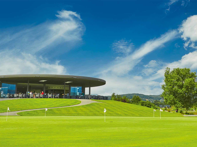 Im Golfclub von Rankweil in Vorarlberg kommt zu großzügiger Platzgestaltung und kulinarischem Genuss die&nbsp;spektakuläre Architektur des neuen Clubhauses.