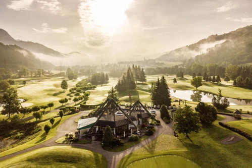 Abschlag auf der Sonnenseite des Dachsteins: der »Leading Golf Course« in Schladming. Danach bietet das »Kulinarwerk«&nbsp;Genuss und Entspannung.