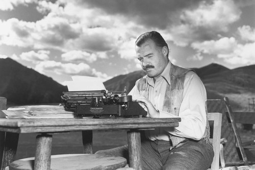 Ernest Hemingway genoss schon zu Lebzeiten den Ruf, besonders trinkfest zu sein. Er bevorzugte einfache Cocktails, gerne auch mit Gin. Seine Martinis trank er trocken und eiskalt.