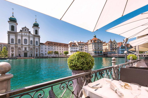 Auf der Terrasse des «Hotel des Balances» kommt Urlaubsfeeling auf.