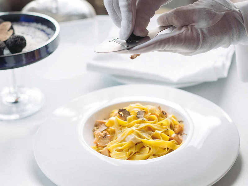 Die legendären italienischen Sterne-Kochbrüder Enrico und Roberto Cerea spielen im «Da Vittorio» in St.&nbsp;Moritz das Potenzial ihrer Landesküche voll aus. Pasta ist immer Teil des Menus.
