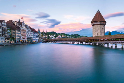 Das hölzerne Wahrzeichen der Stadt, die Kapellbrücke.