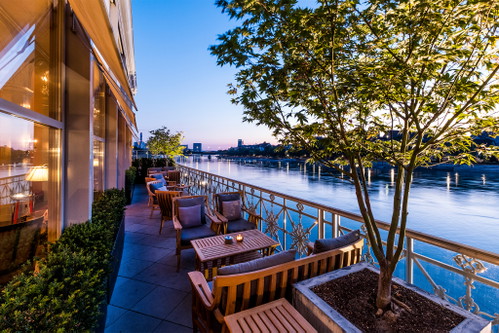 Die Bar des «Les Trois Rois» bietet einen einzigartigen Blick über den Rhein.