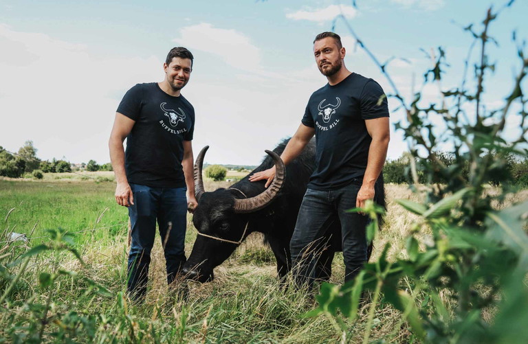 Martin Jaser und sein Geschäftspartner Manuel Ruess (r.) vermarkten nicht nur Mozzarella, sondern auch das Büffelfleisch.