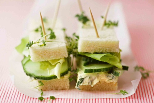 Gurken-Sandwich: Kein Afternoon Tea ohne ein Gurkensandwich. Für das britische Parade-Sandwich werden zwei dünne, leicht gebutterte Scheiben Weißbrot ohne Brotrinde mit hauchdünn geschnittenen Gurkenscheiben belegt.&nbsp;