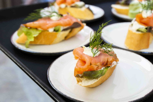 Darf nicht fehlen: Brötchen mit Fisch.