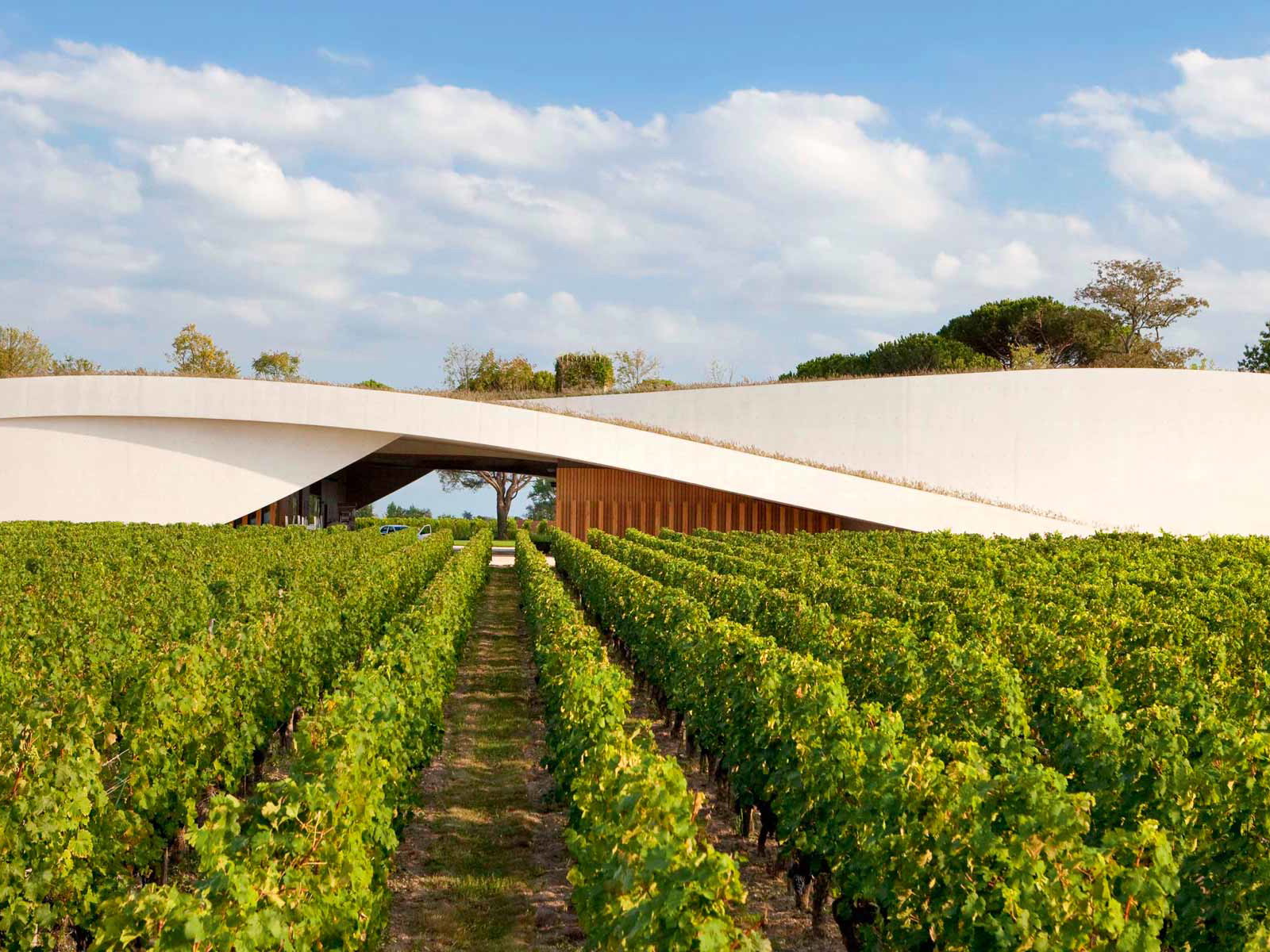 Der Kellerneubau von Château Cheval Blanc (Architekt: Christian de Portzamparc) fügt sich nahtlos ins Landschaftsbild.