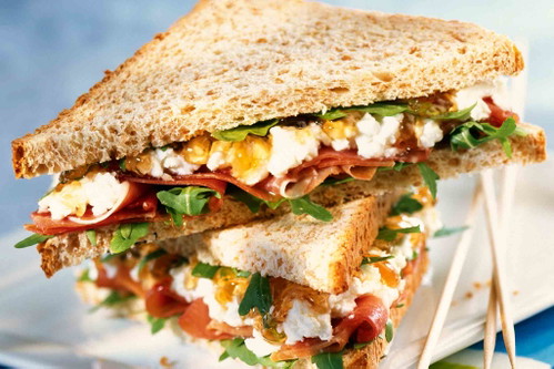 Club Sandwich: Das Club oder auch Clubhouse Sandwich besteht aus Geflügelfleisch, gebratenem Speck, Salat, Tomate und Mayonnaise. Vermutlich liegen seine Wurzeln im »Union Club of the City of New York«, wo es schon 1889 auf der Karte zu finden war.