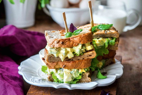 Eier-Sandwich: Einer der großen Sandwich-Klassiker: das Eier-Sandwich. Eines der ersten Rezepte aus einem britischen Kochbuch stammt aus dem Jahr 1905. Anstelle der heute verwendeten Mayonnaise nahm man damals nur Essig und Öl als Dressing.