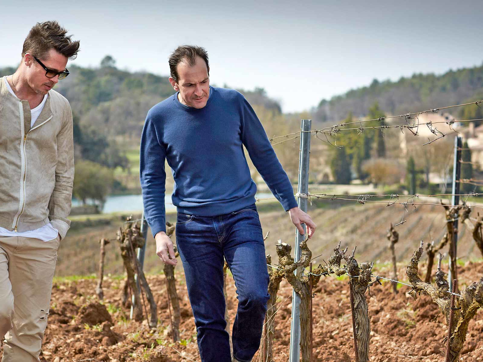 Gemeinsam mit dem Weinmacher Marc Perrin (r.) schuf Brad Pitt eines der erfolgreichsten auf Rosé spezialisierten Weingüter der Welt.