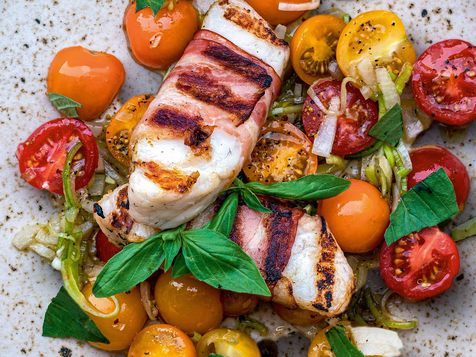 Den im Rohschinken gegrillten Waller auf Paradeisersalat gibt's als Rezepttipp zum Nachgrillen.