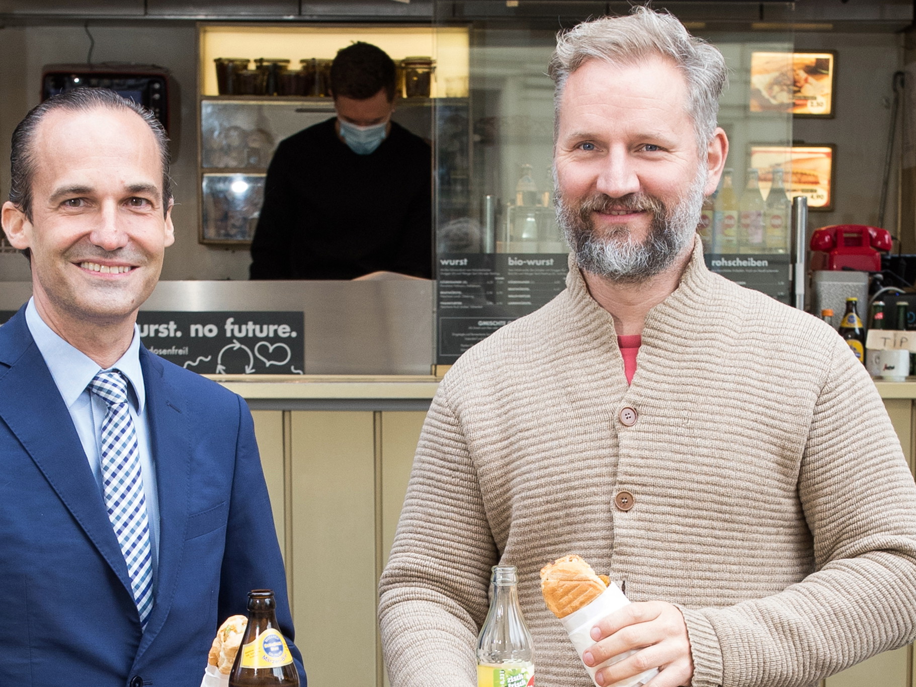 Sie sind angetreten, um den Wienern die Bosna-Kultur näher zu bringen: PR-Mann Stefan A. Sengl (l.) und Gastronom Mike Lanner, beide gebürtige Salzburger.