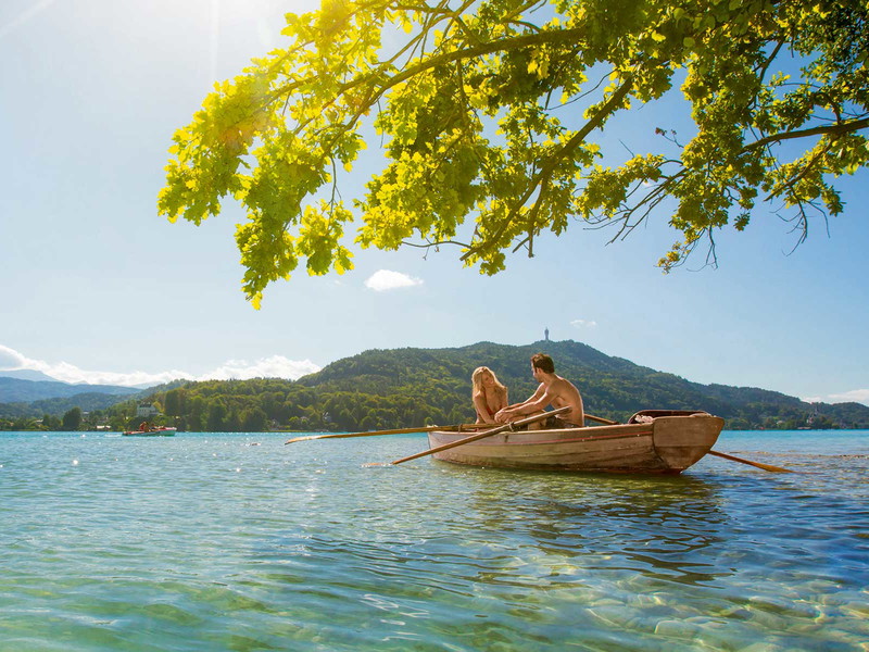 Die tiefblauen Seen in Kärnten laden zu einer Bootsfahrt ein. Im Bild: Der Wörthersee.