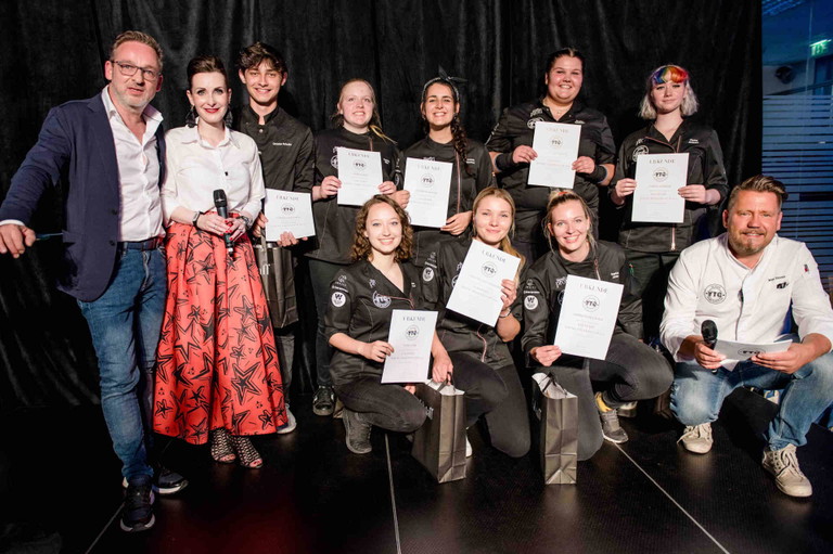 Die beiden Initiatoren Heimo Jessenko und Alexandra Gorsche mit den Finalisten aus dem Bereich »Pâtisserie« und Mike Süsser (TV-Star und Moderator).
