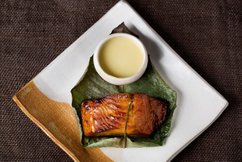 Sehr stylish: Black Cod auf Hoba-Blatt mit Gindara-No-Saikyo-Yaki-Dip.