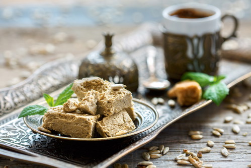Halva gehört zu den beliebtesten Süßspeisen der Levante. Auf den Märkten wird sie in verschiedensten Versionen angeboten, pur oder mit Früchten, Nüssen und vielem mehr.