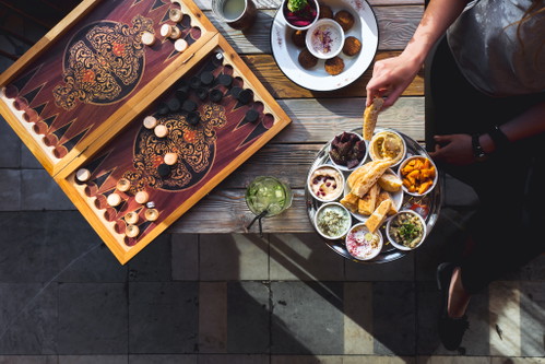 Die farbenfrohen Mezze sind die Vorspeisen der Levante-Küche und werden wie Tapas genossen.
