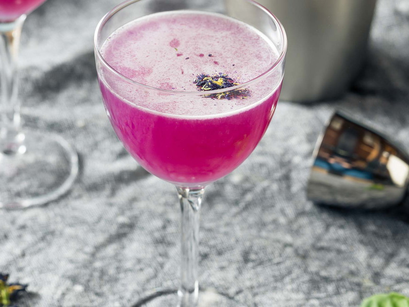 Farbenspiel: Der dunkelblaue Gin mit den Blüten der Schmetterlingserbse wird im Mix mit Tonic pink.