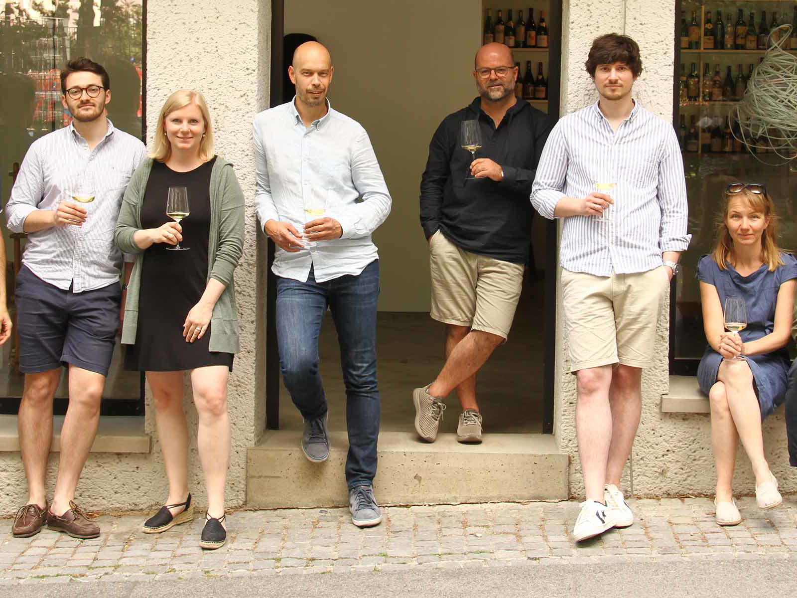 Das »trinkreif«-Team vor dem neuen Arbeitsplatz