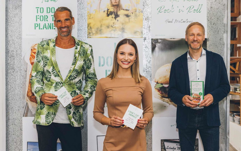Thomas Schwabl (Marketagent), Moderatorin Julia Furdea, Bernhard Kletzmair (MONA Naturprodukte; v.l.n.r.)