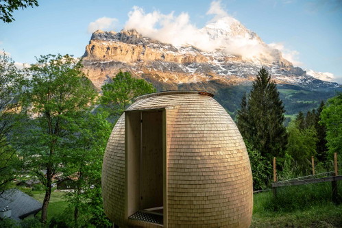 Bienenkorb mit Blick auf die Eiger-Nordwand Der Bienenkorb mit Sternenblick besteht aus Schweizer Holz und befindet sich im grossen Garten der Jugendherberge Grindelwald.
Geissstutzstrasse 12, 3818&nbsp;Grindelwald