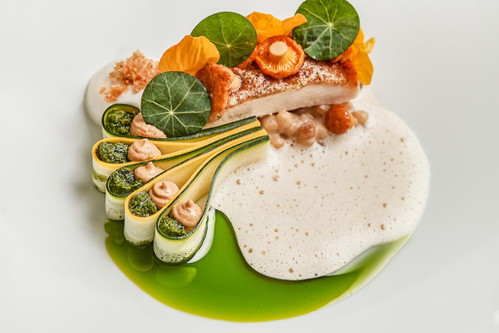 Kreation von Sebastian Rösch: Malanser Junghahn, Zucchini, Kapuziner, Pfifferling