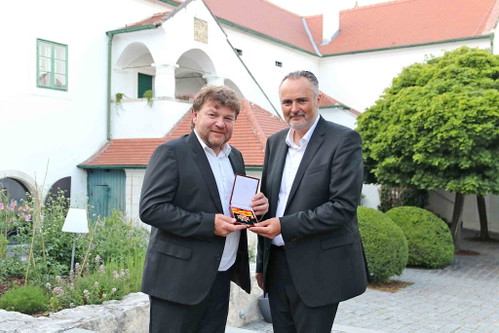 Albert Gesellmann nahm stellvertretend für Engelbert Gesellmann die Auszeichnung entgegen.

