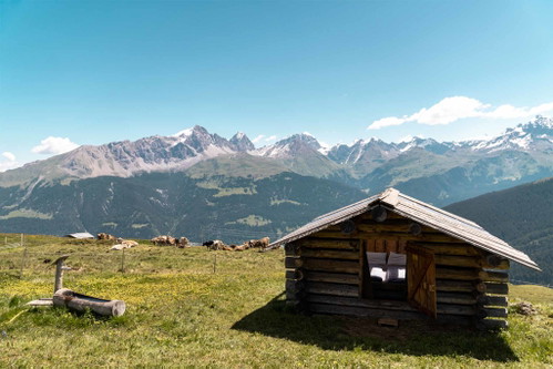 Tgamon Alphütte mit Glasdach Der ausgebaute Heuschober mit Sternenblick durchs Glasdach liegt auf der Alp Somtgant oberhalb von Savognin.
Alp Somtgant, Dinvei 7, 7464&nbsp;Parsonz