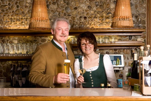 In der Küche des »Landgasthofs Dieplinger« hat Paula Langmayr das Zepter in der Hand, ihr Ehemann Karl kümmert sich um das Wohl der Gäste und destilliert eigene Edelbrände.